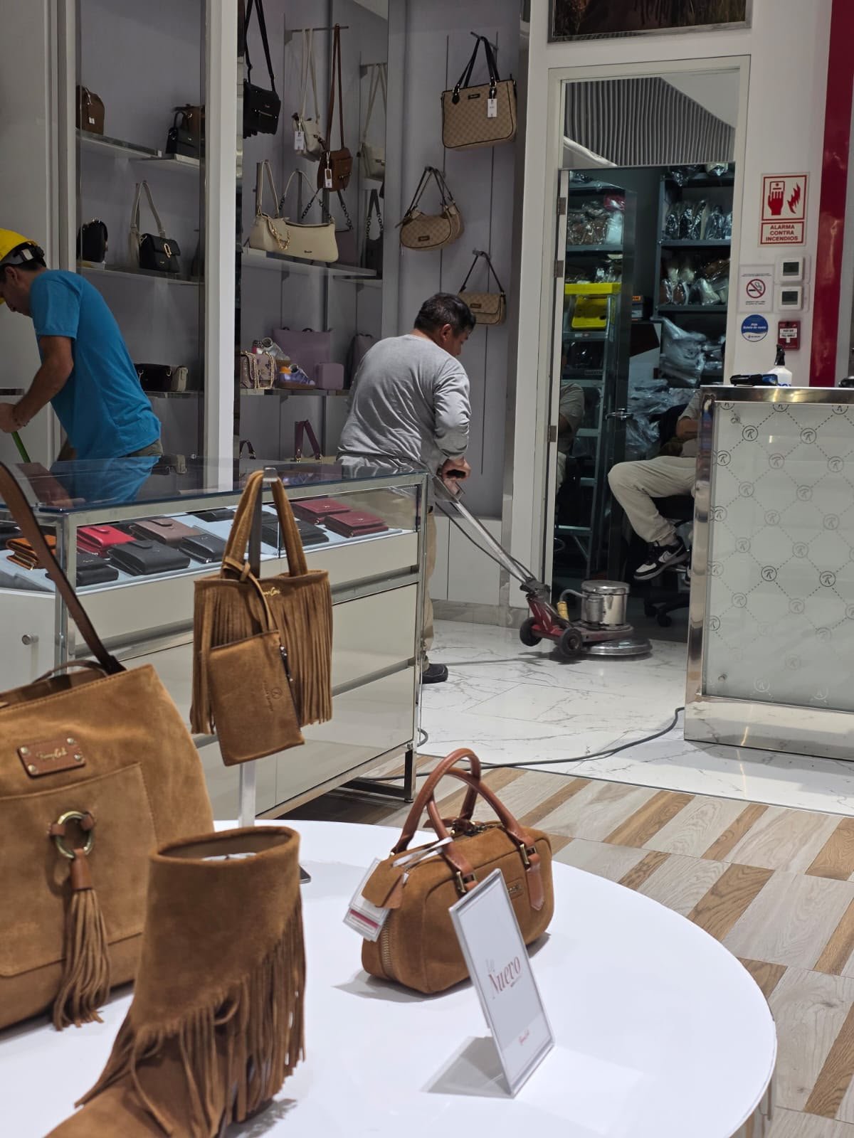 Pulido de piso en tienda